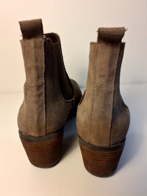 Støvler - brune med halvhøj hæl.